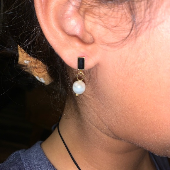 Black Baquette Pearl Drop stud earrings - Picture 7 of 7